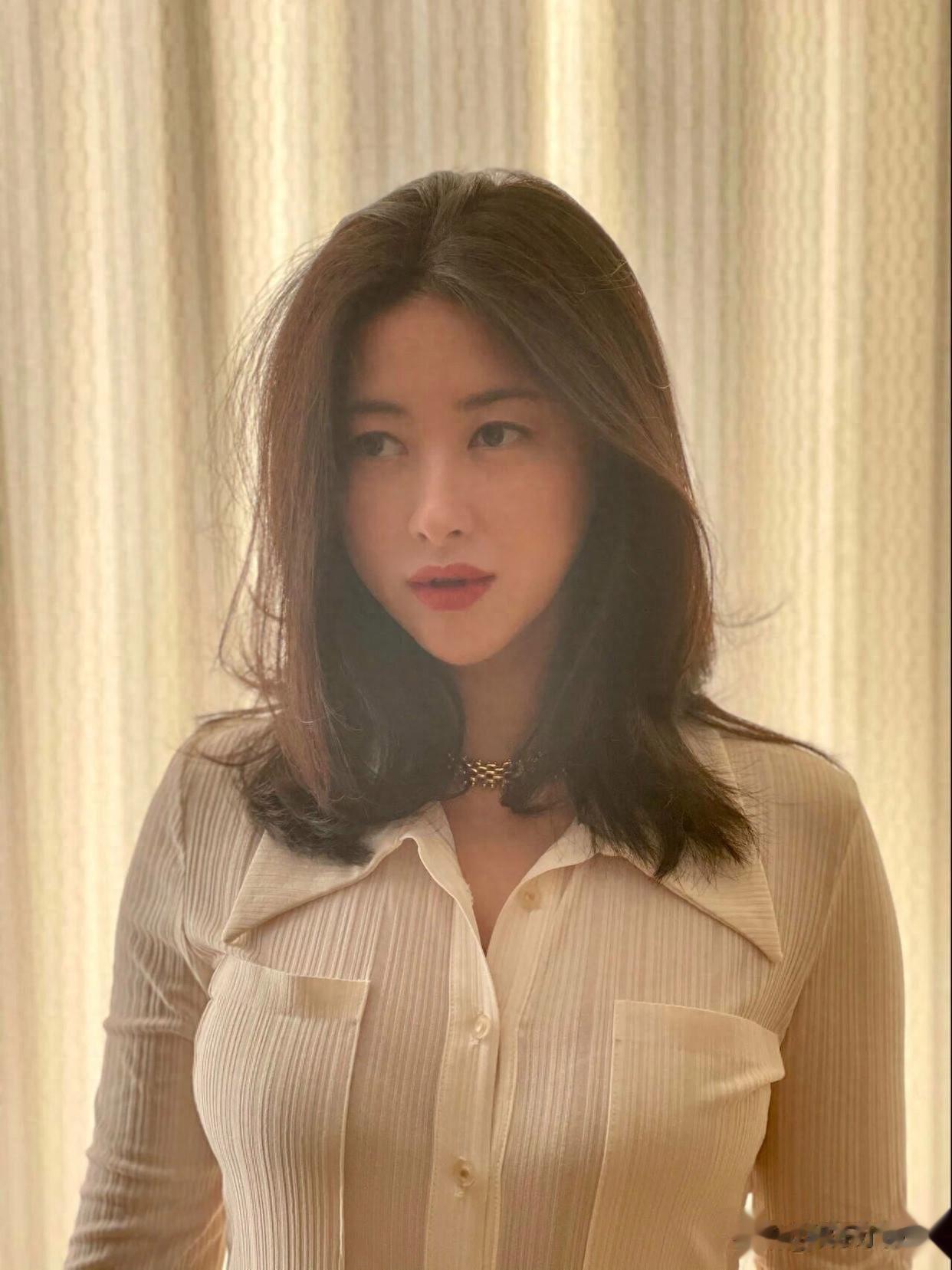 朱珠居家自拍照流出，这个女人不简单