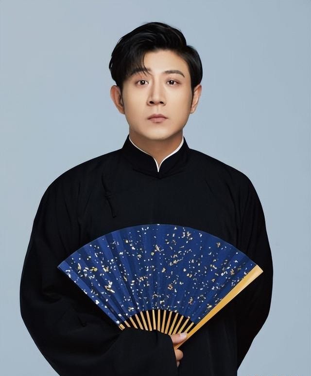 曝知名相声演员落魄卖草莓，曾退出德云社，如今路人合影得买两盒