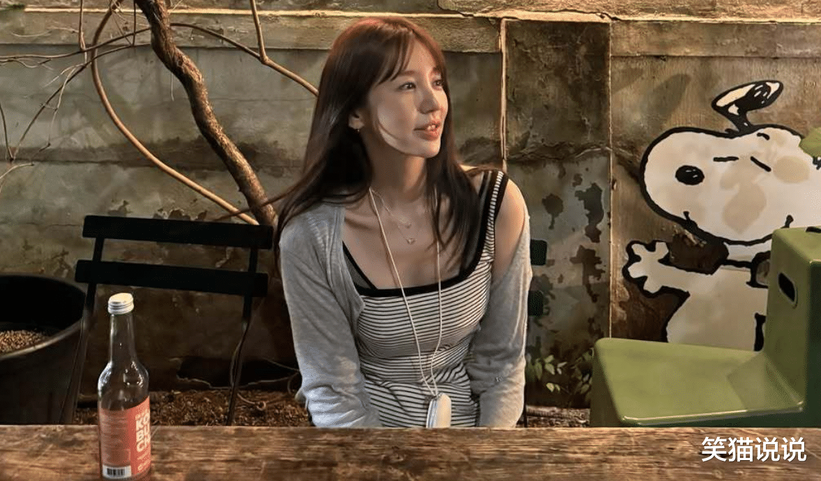 尹恩惠晒最新照片:开衫半身裙显文艺范,笑容甜美可爱!