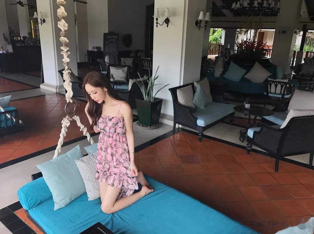 孙允珠：奶油樱花落瓣满版丝锻吊带裙