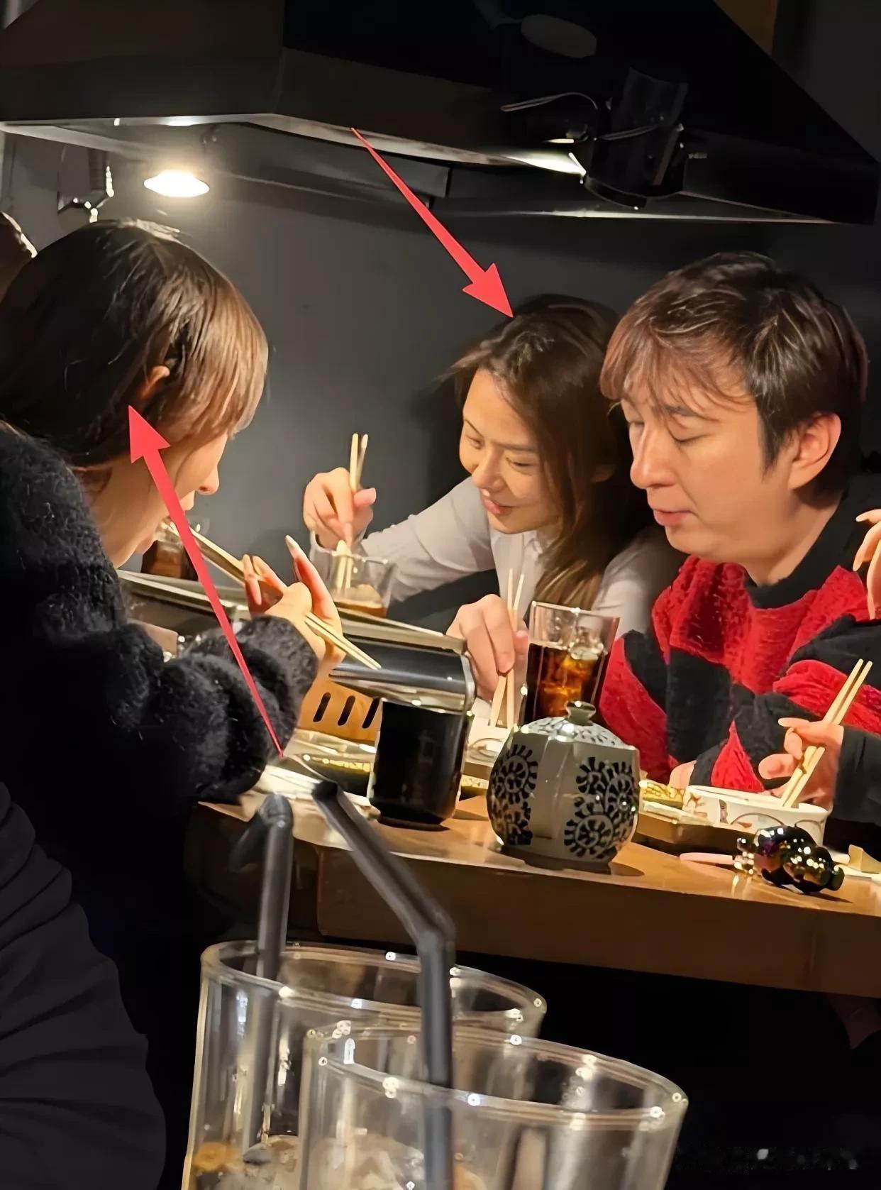 37岁王思聪面相变了，和五名女生聚餐遭冷落，发际线后移