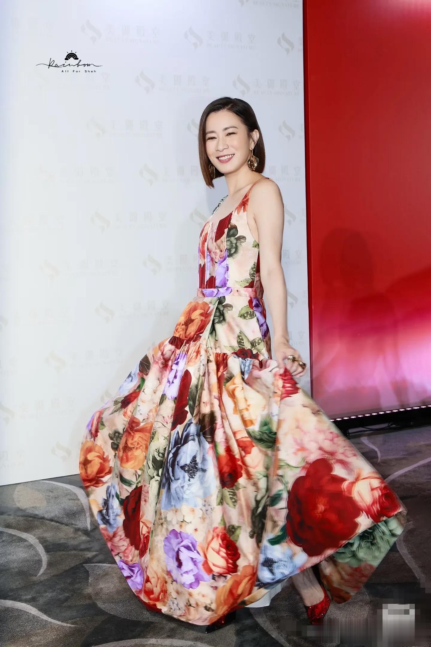 佘诗曼这一身花裙也太漂亮了吧，爱笑的女孩好明媚，一点不像50岁