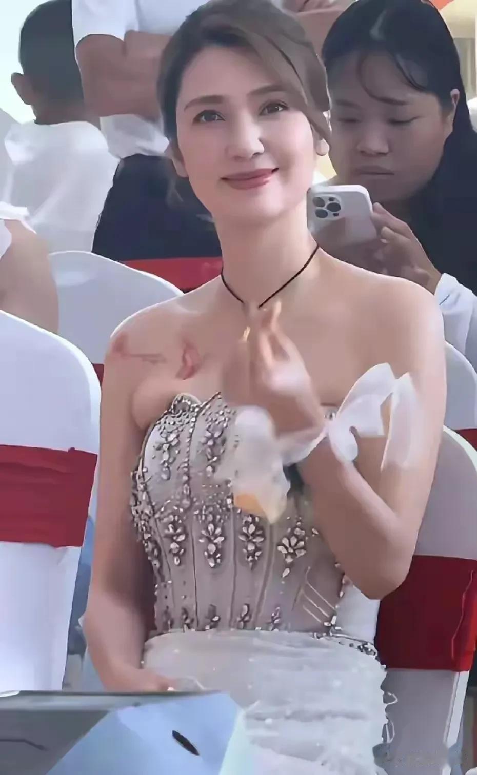 明星无滤镜后,李宇春大象腿,周迅似小老太,蔡明黑得像非洲人