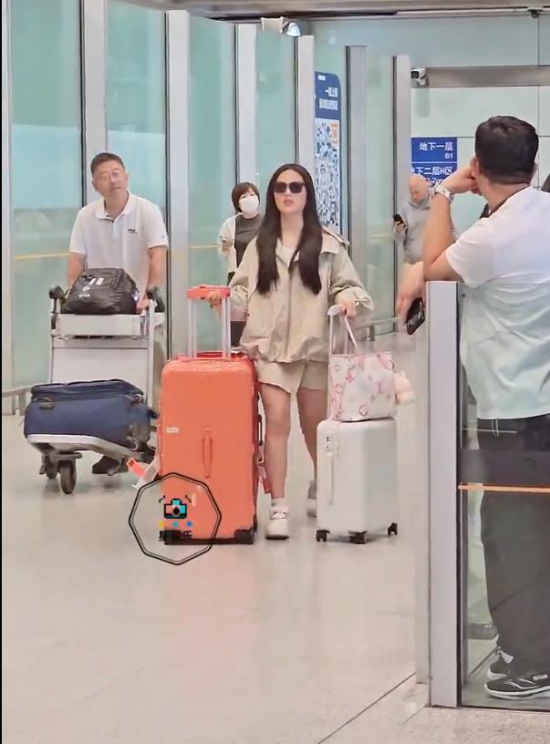 王岳伦机场接王诗龄，网友：一身衣服一看就是富养