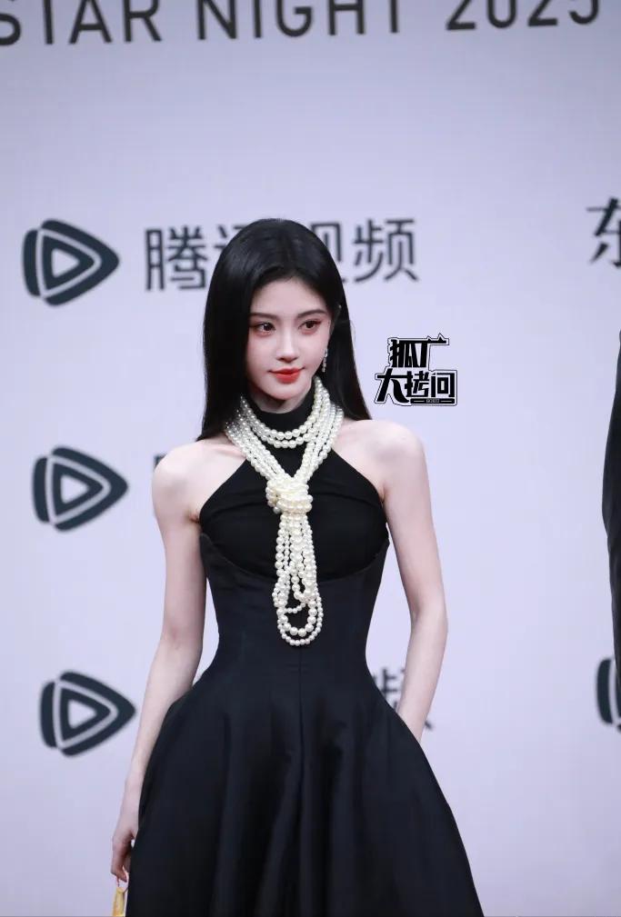 这一夜，妖艳四射的赵露思和鞠婧祎，败给了全“裹”出镜的宋佳！