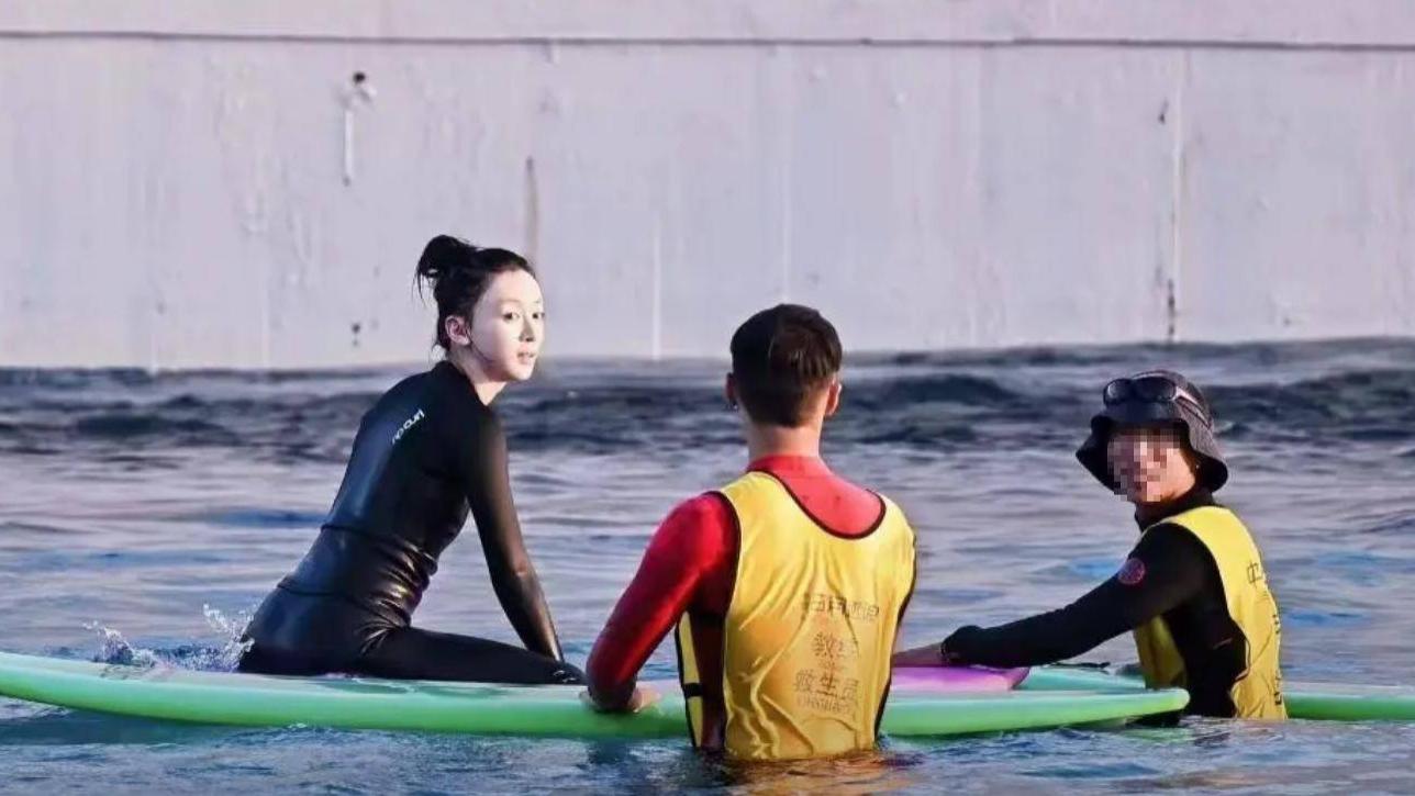 偶遇吴谨言夫妇，和洪尧穿拖鞋出门吃披萨，打扮都好朴素