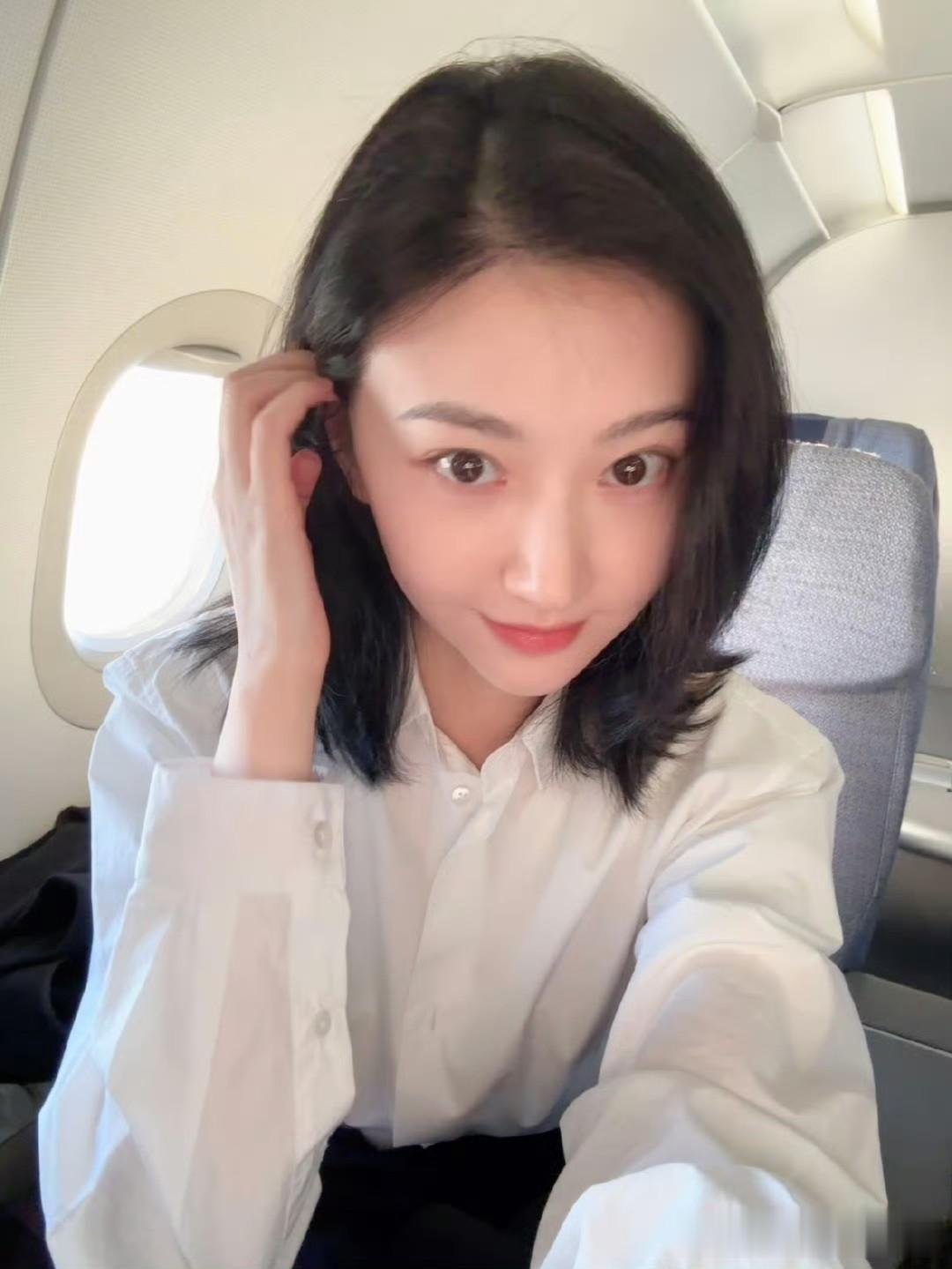 景甜姐姐：短发白衬衣甜美头像。