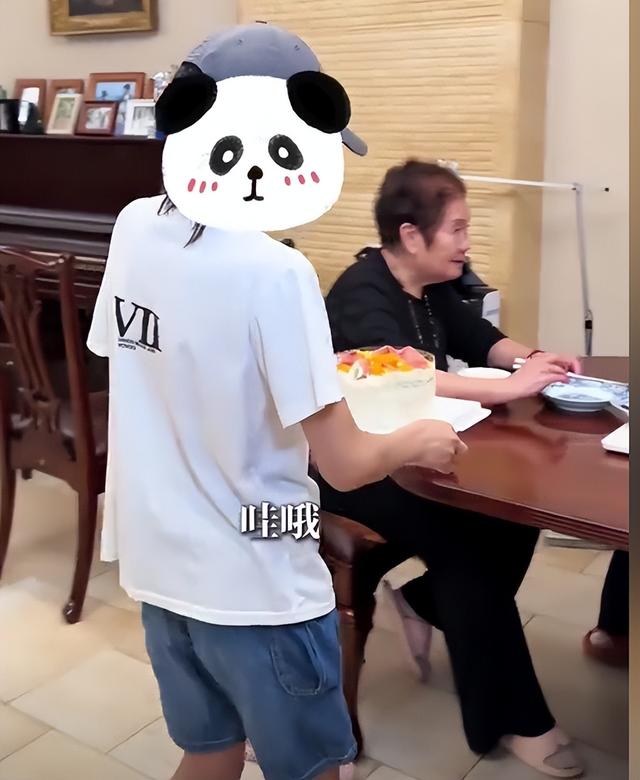 汪涵接岳母长沙同住,杨乐乐带母亲做蛋糕庆节日,祖孙同框好温馨