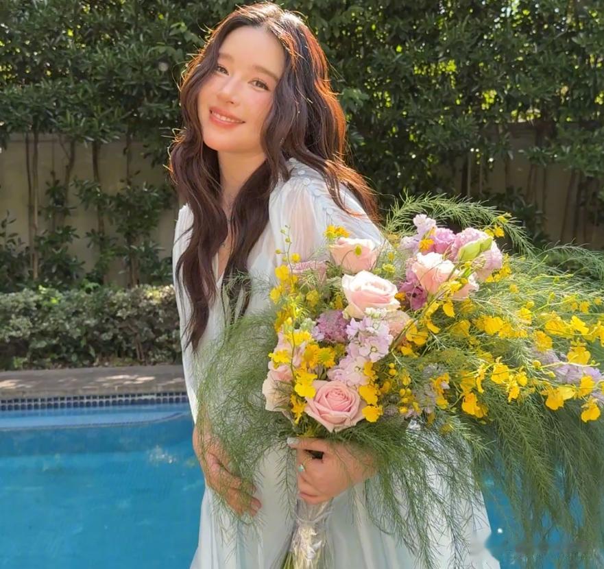 曝阚清子生下女儿但没保住,月初被拍到孕期状态差,需要丈夫搀扶