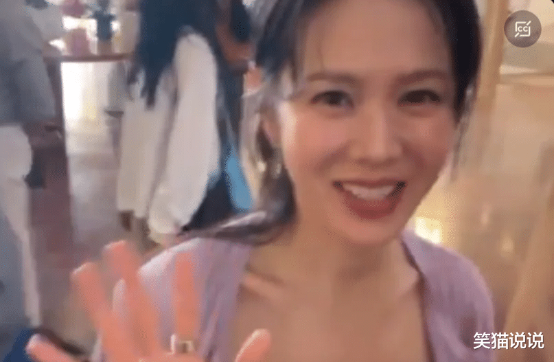 孙艺珍晒最新照片:紫罗兰连衣裙好淡雅,在街头吃着冰淇淋拍照