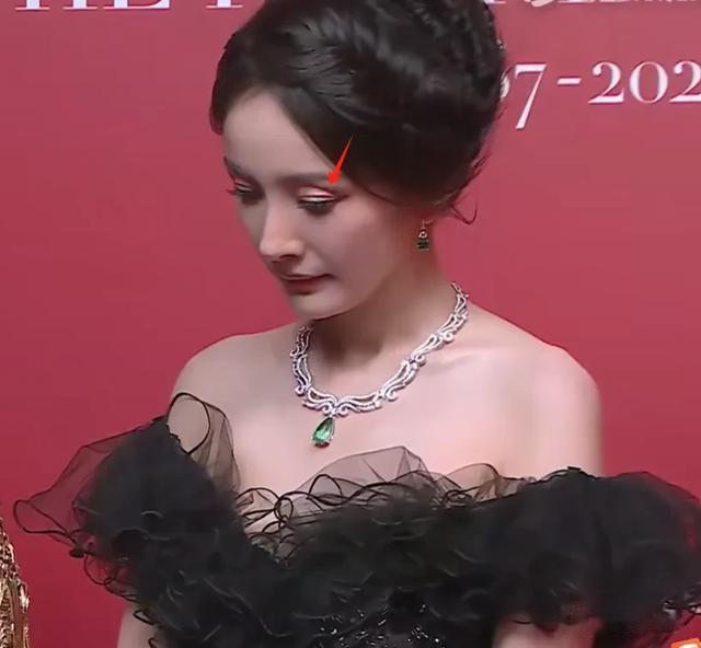 大驼背、躲镜头、鼻尖分家,芭莎这一夜,杨幂的状态和格局全暴露