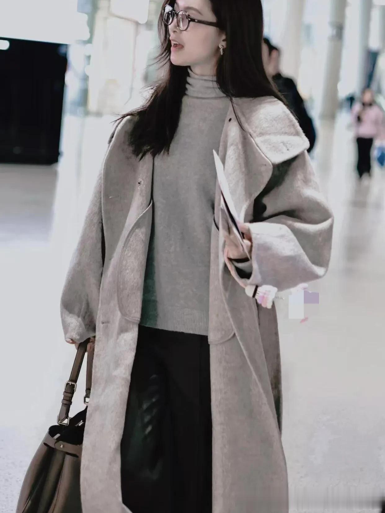 文咏珊机场私服真会穿！燕麦灰大衣+蓝色打底衫+直筒裤 时髦又高级