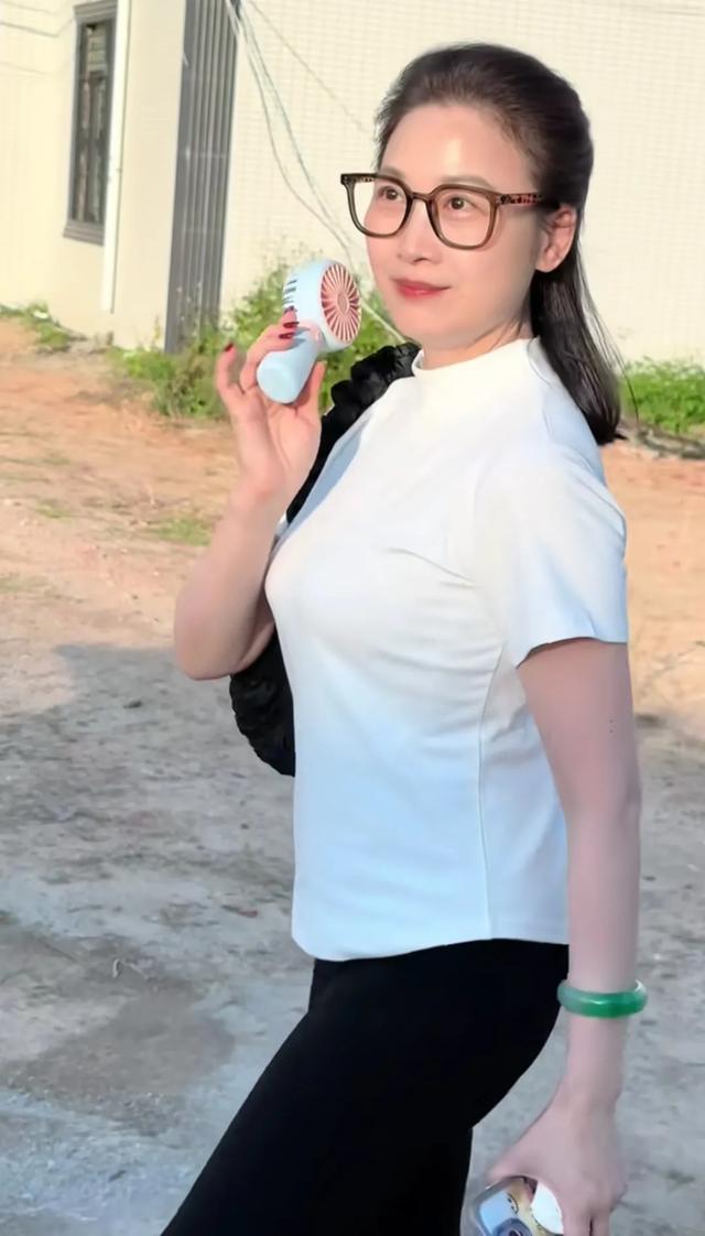 TVB花旦蒋文端到茂名农村演出，56岁风韵犹存，女儿继承妈妈美貌