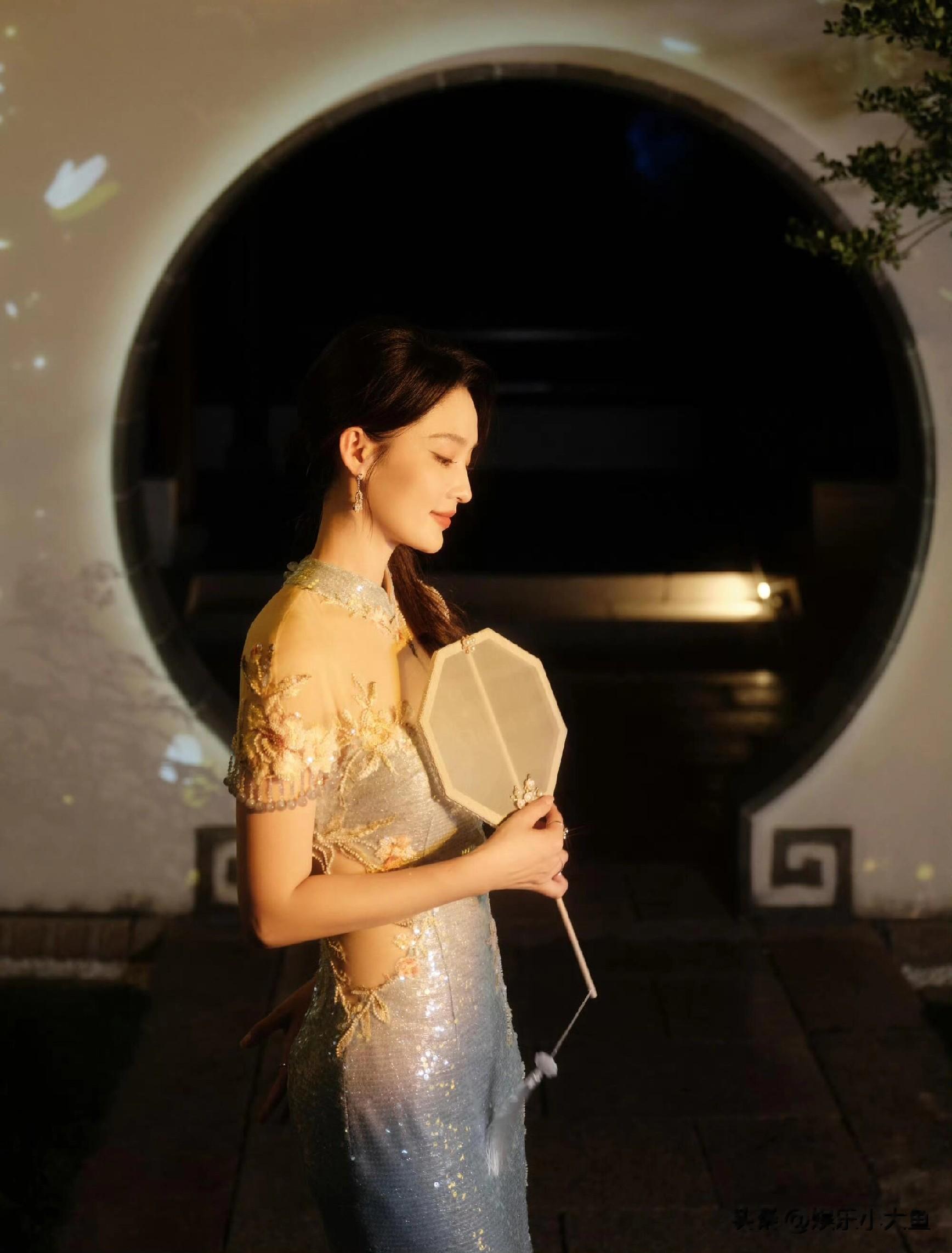 李沁中秋节出席大白兔活动，穿水蓝亮片刺绣旗袍，中式美人具象化