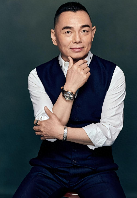 内地“刘銮雄”，年轻时30亿身家围猎女星，如今成老赖泪洒直播间