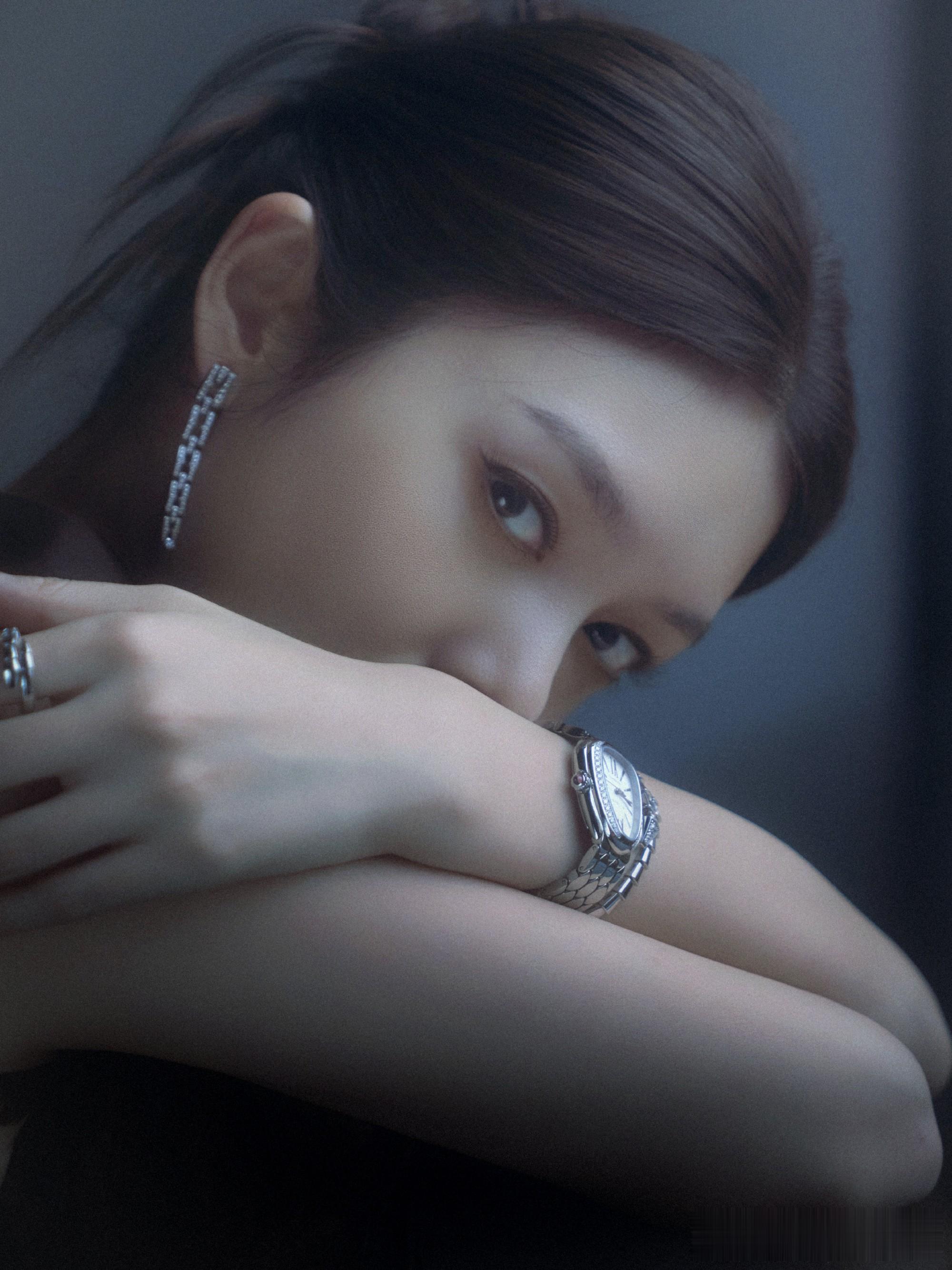 傅菁黑羽裙造型！冷艳氛围感直接封神