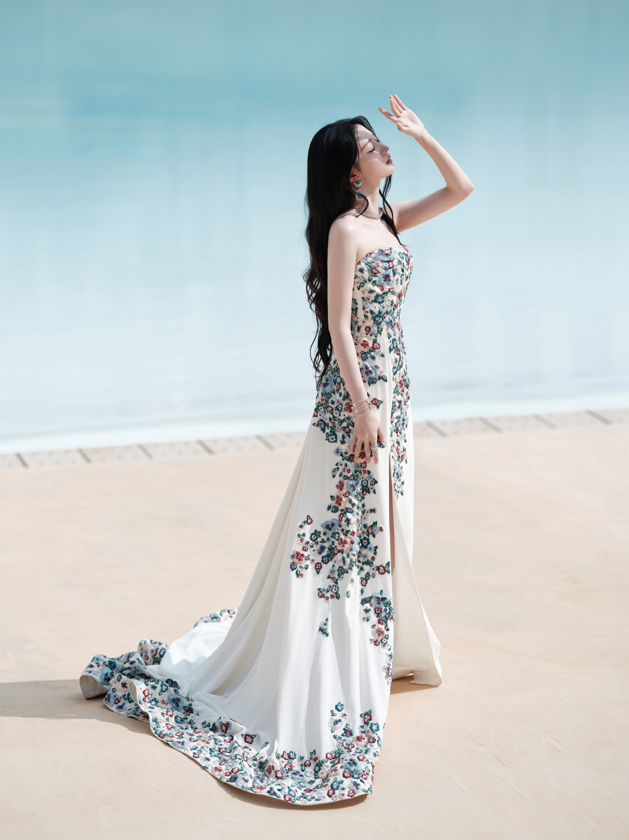 王楚然尖叫之夜造型，抹胸裙衬纤肩美颈，高开叉露腿尽显吸引力