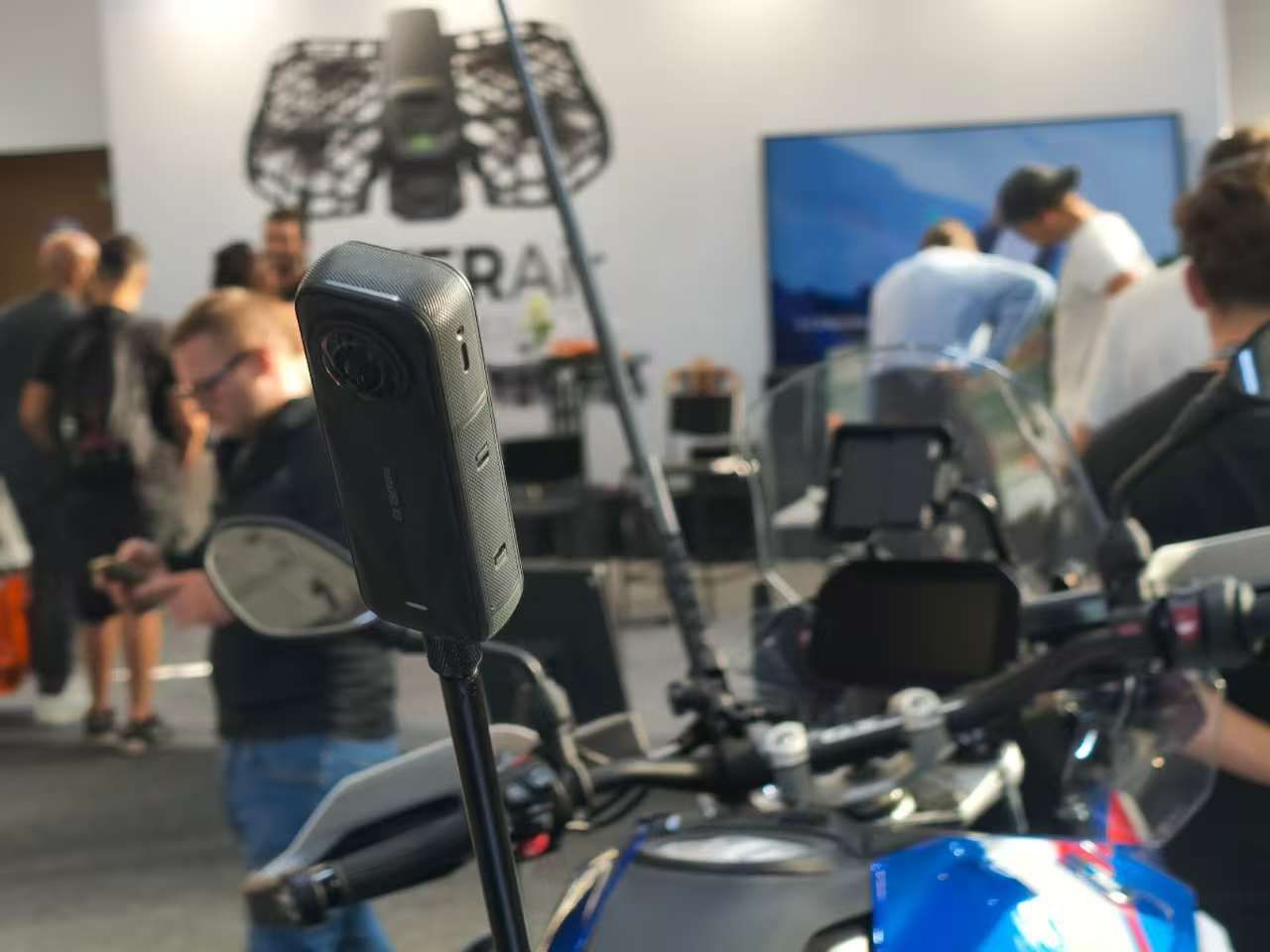 无需构图!影石8K全景无人机IFA首秀,让人人都成航拍大师?