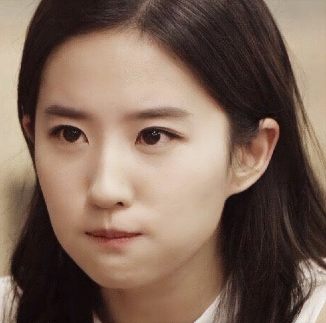 遭金鹰奖除名、争议缠身，38岁的刘亦菲，终是为母亲的\糊涂\买单