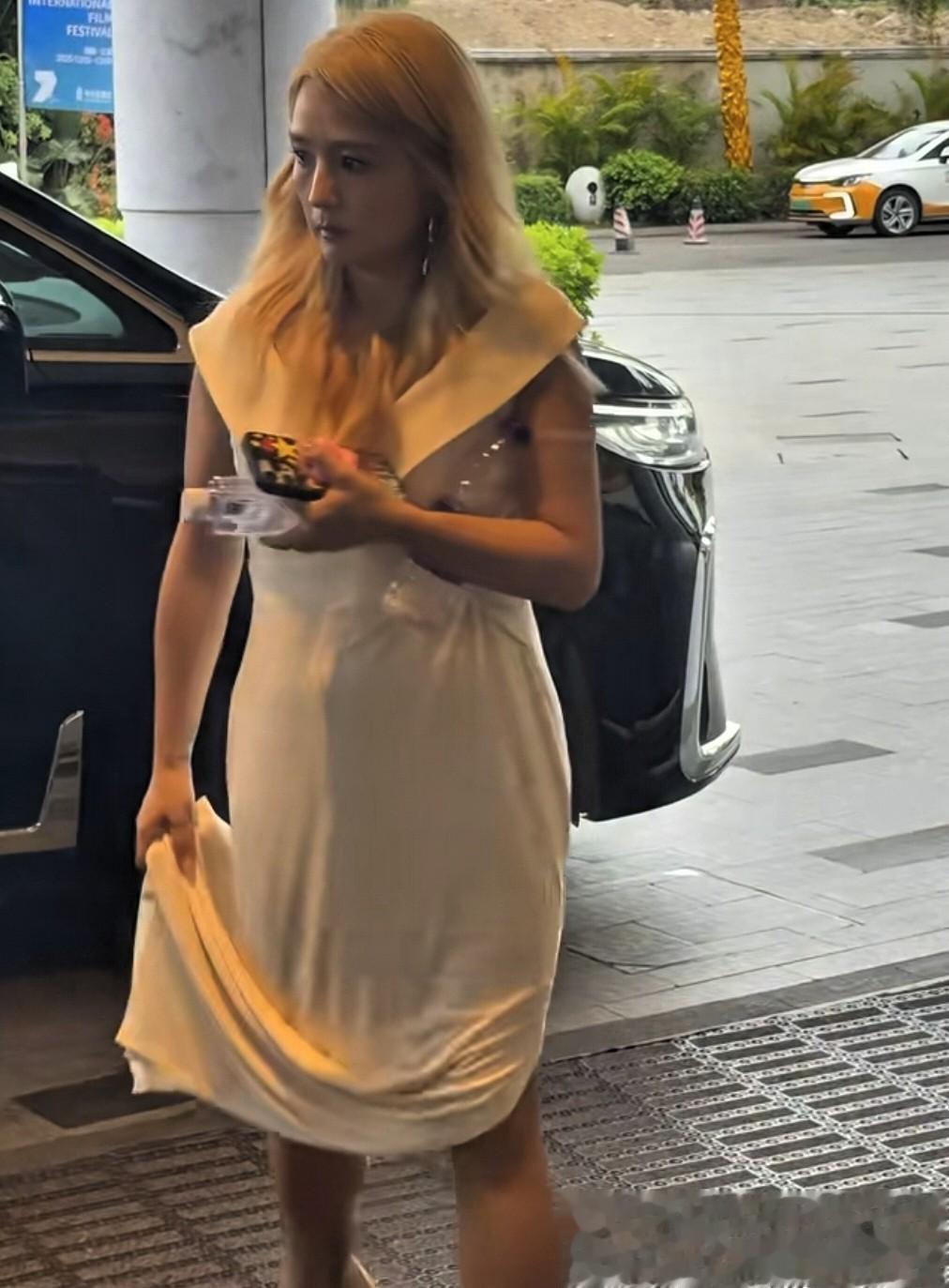 9岁何洁现身活动，小腿粗壮，一头金发好显黑 网友：这也太邋遢了