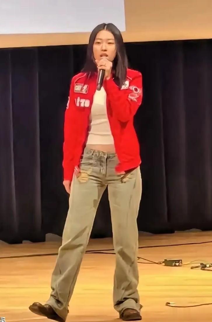 陈奕迅女儿陈康堤,她的身材不算差,但穿的衣服搭配不是这么好看