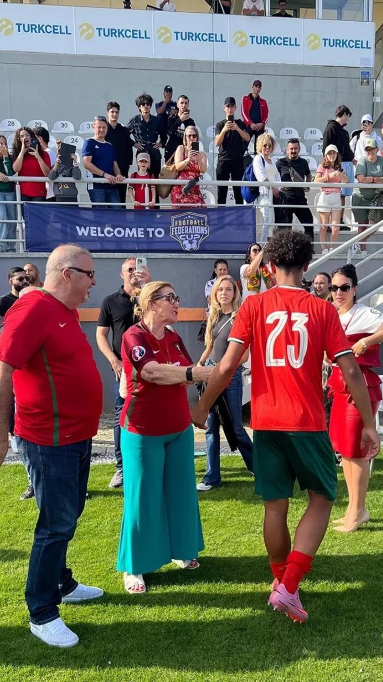 乔治娜又炫富，alo限量包上挂着labubu，她躺在私人飞机的大床上