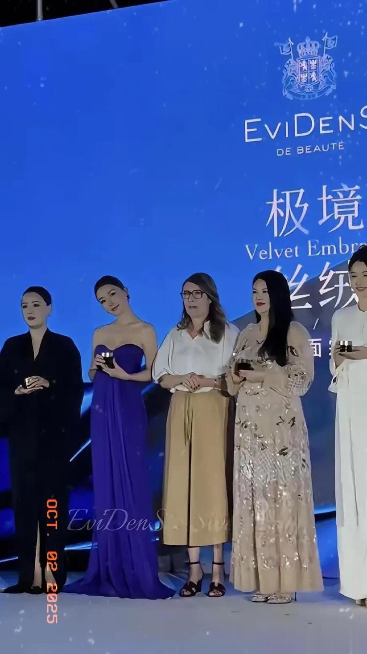 李湘参加派对胖到不忍直视,肚子太大,被旁边美女比下去了