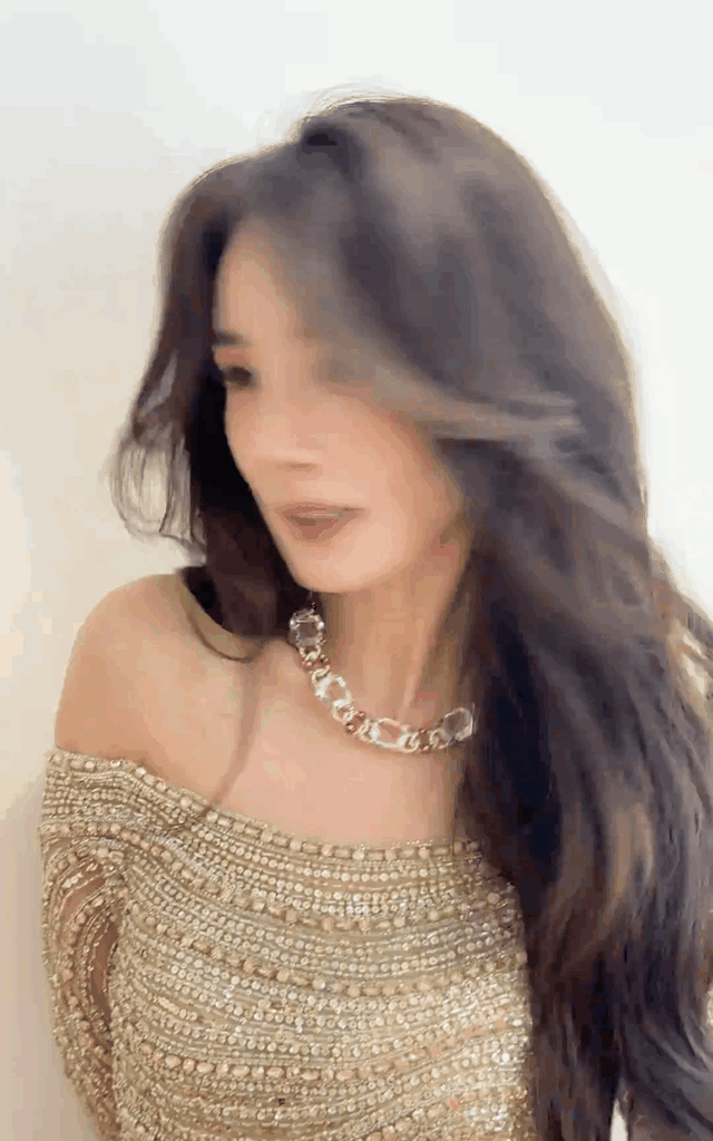 杨幂穿50块背心游江西，她扎双麻花辫俏皮，她戴黄金手链运动美！