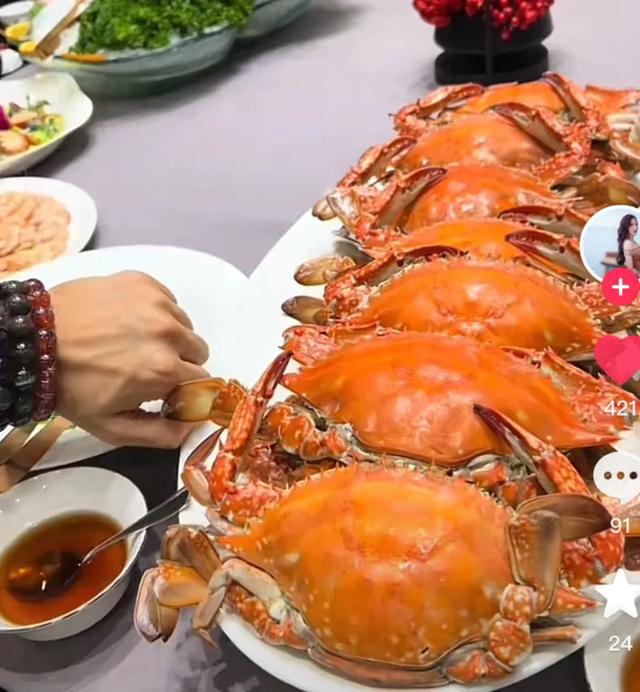 五一假期！黄晓明陈梦现身家庭聚餐，海鲜大餐诱人，俩人喝开心了