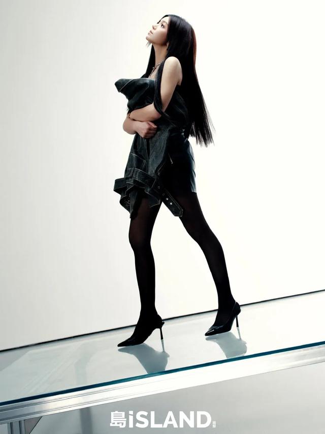 陈妍希今日黑色高跟写真，姐做回女王了