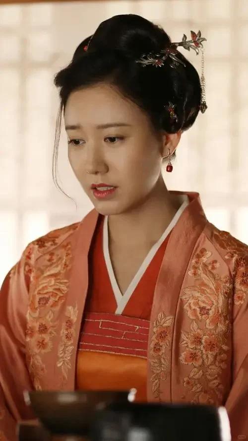 高露16岁女儿官宣恋情！与男友庆恋爱一周年，打扮成熟不像未成年