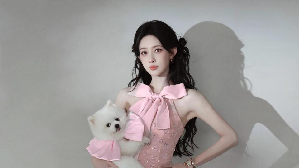 孟子义一袭??粉色挂脖长裙，领口处的大蝴蝶结设计，美出新高度