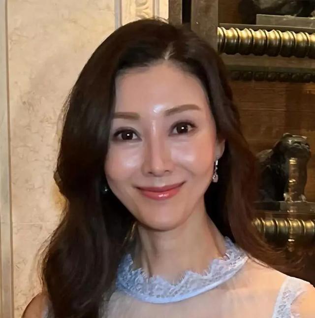 54岁李嘉欣露面，膀大腰粗不敢认，医美过度后遗症