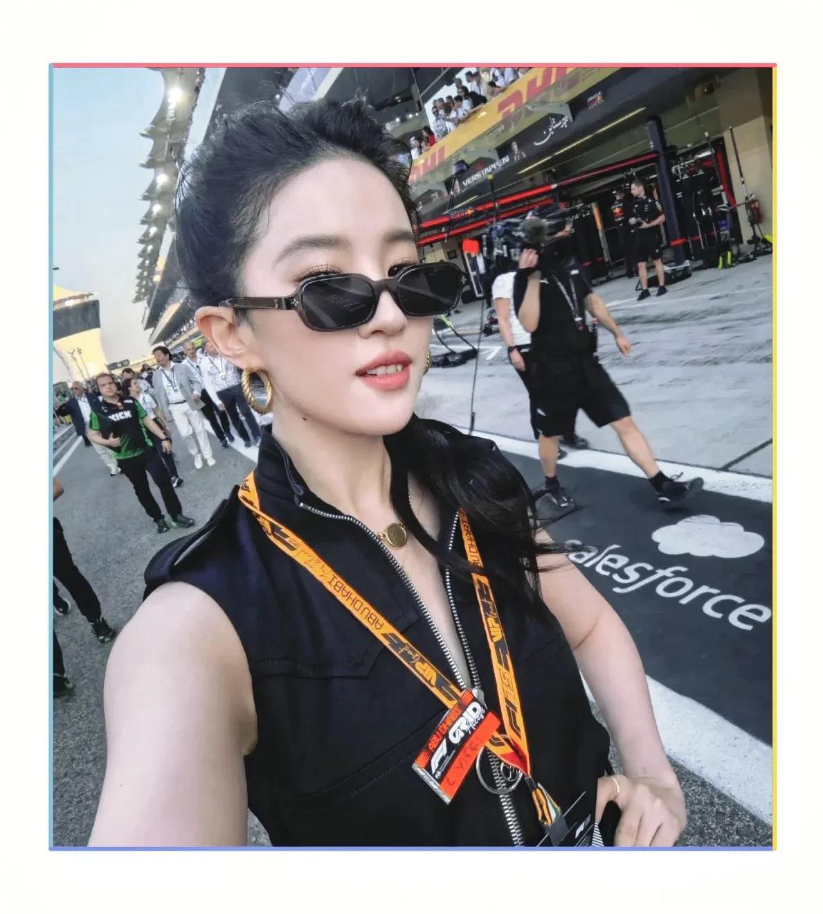 刘亦菲现身阿布扎比观看F1大奖赛，梳高马尾，穿短裙，又美又飒！