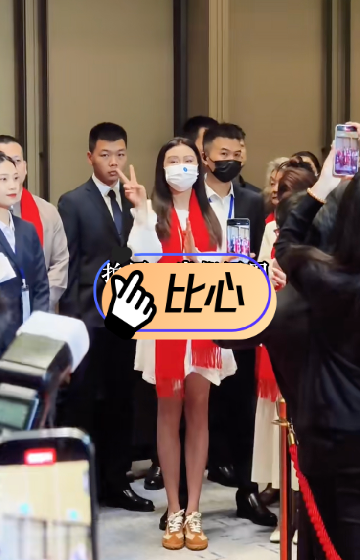 息影20年,58岁王祖贤首次公开亮相,一袭白衣、头发乌黑,面对镜头尽显优雅