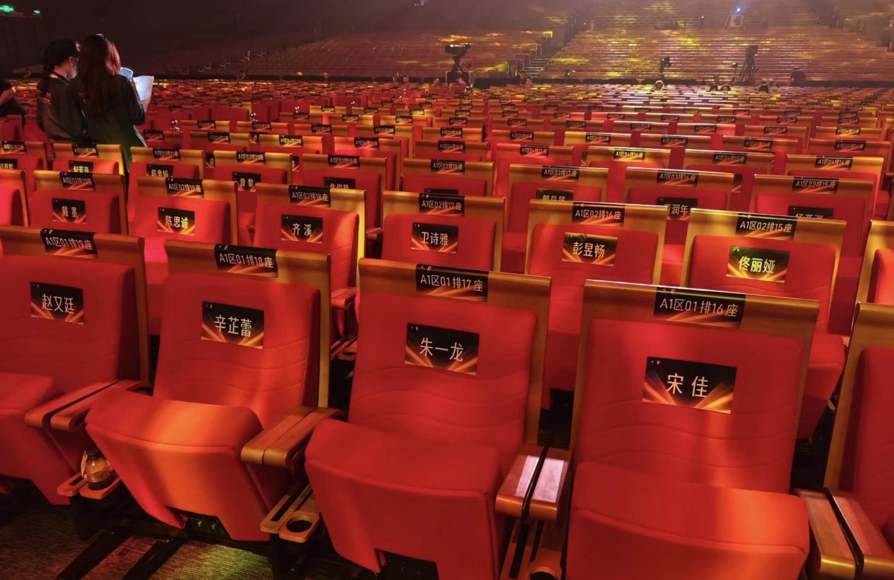 内娱这天，座位暴露江湖地位，张艺谋陈凯歌坐一边，C位雷打不动