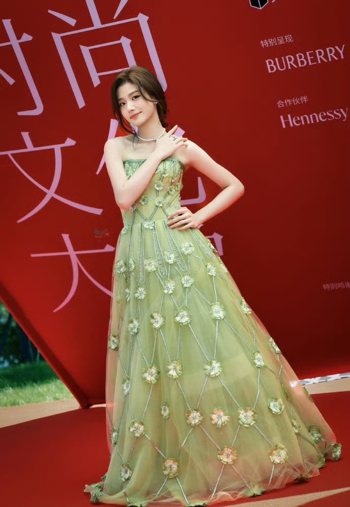 卢昱晓：内娱独一无二的“云间艺人”