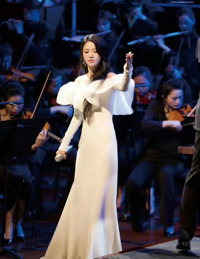 谭维维音乐节造型酷炫，鞋子意外抢镜，网友：这是最后一位格格鞋