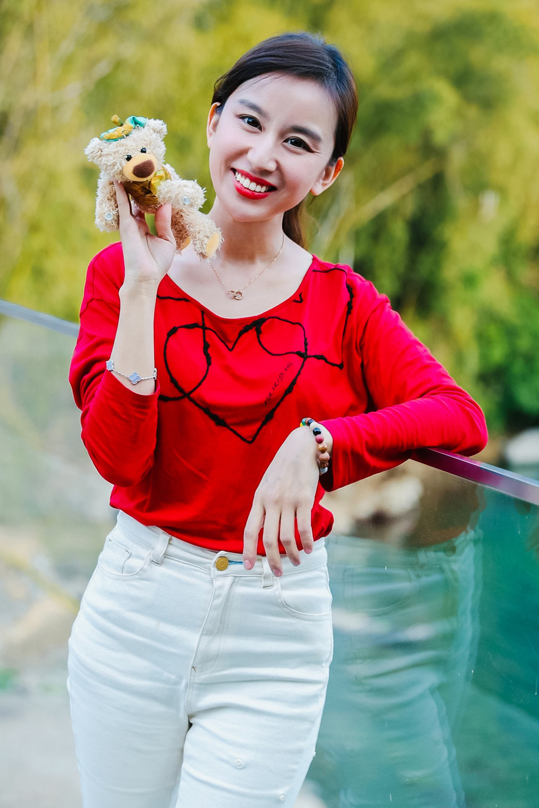 主持人张茜，又美又飒