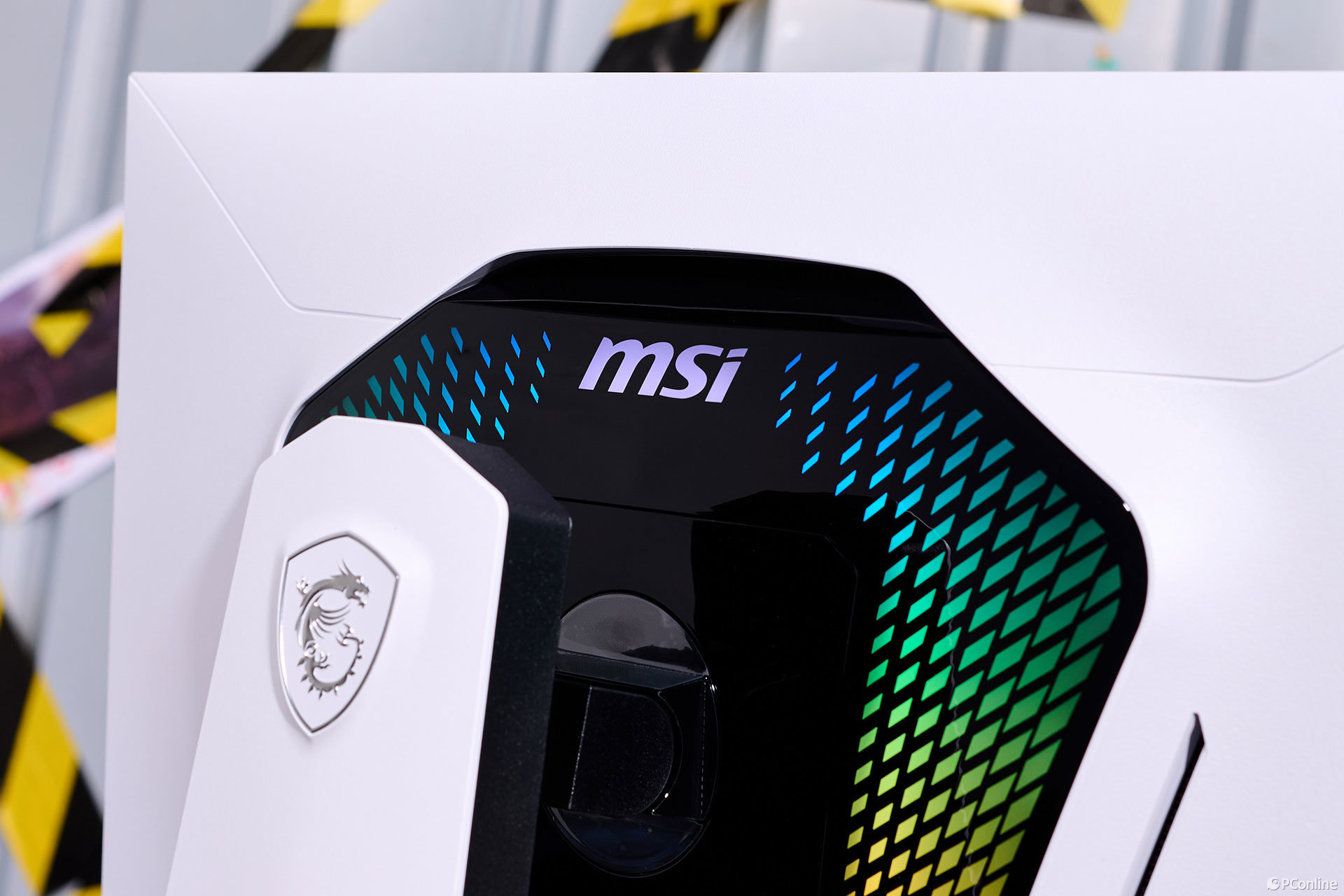 微星MPG 274URDFW E16M白龍圖賞：純白美學與硬核性能的視覺交響