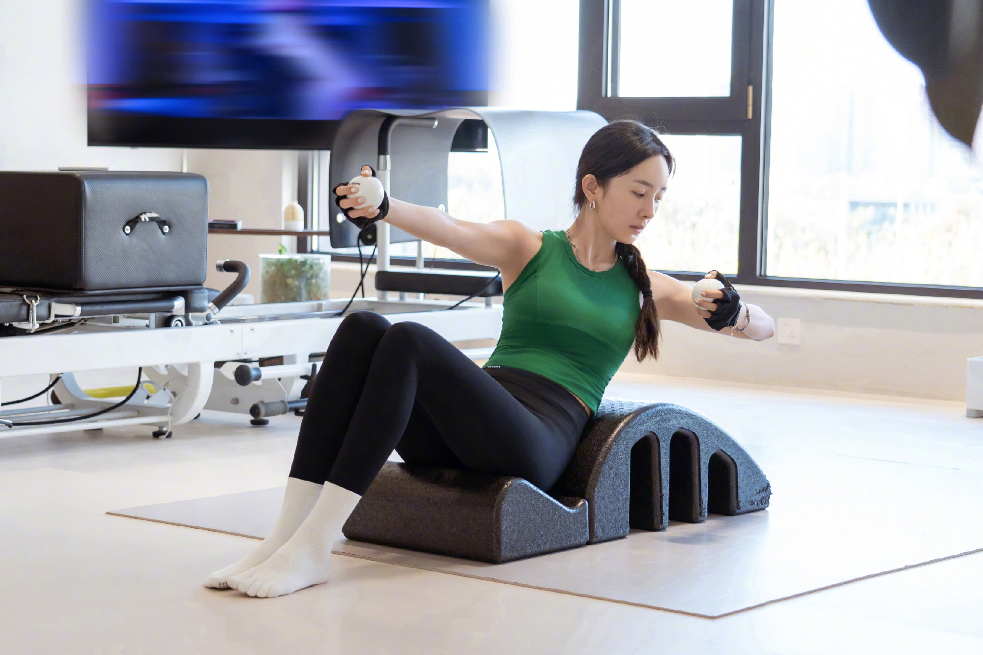 杨幂小雪吃铁锅炖，吃完狂健身，39岁皮不松肉不垮但素颜平平显老