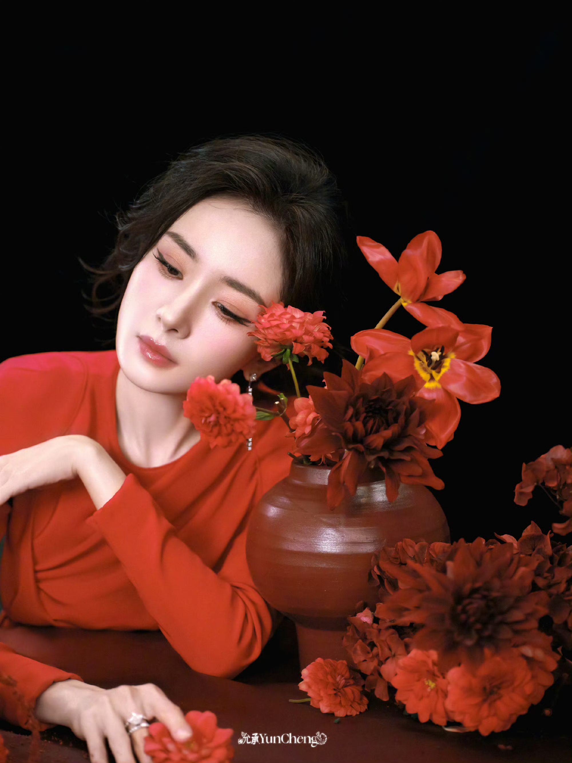 太美了太美了！杨幂深圳出席线下活动，一袭红裙盘发，优雅又大气