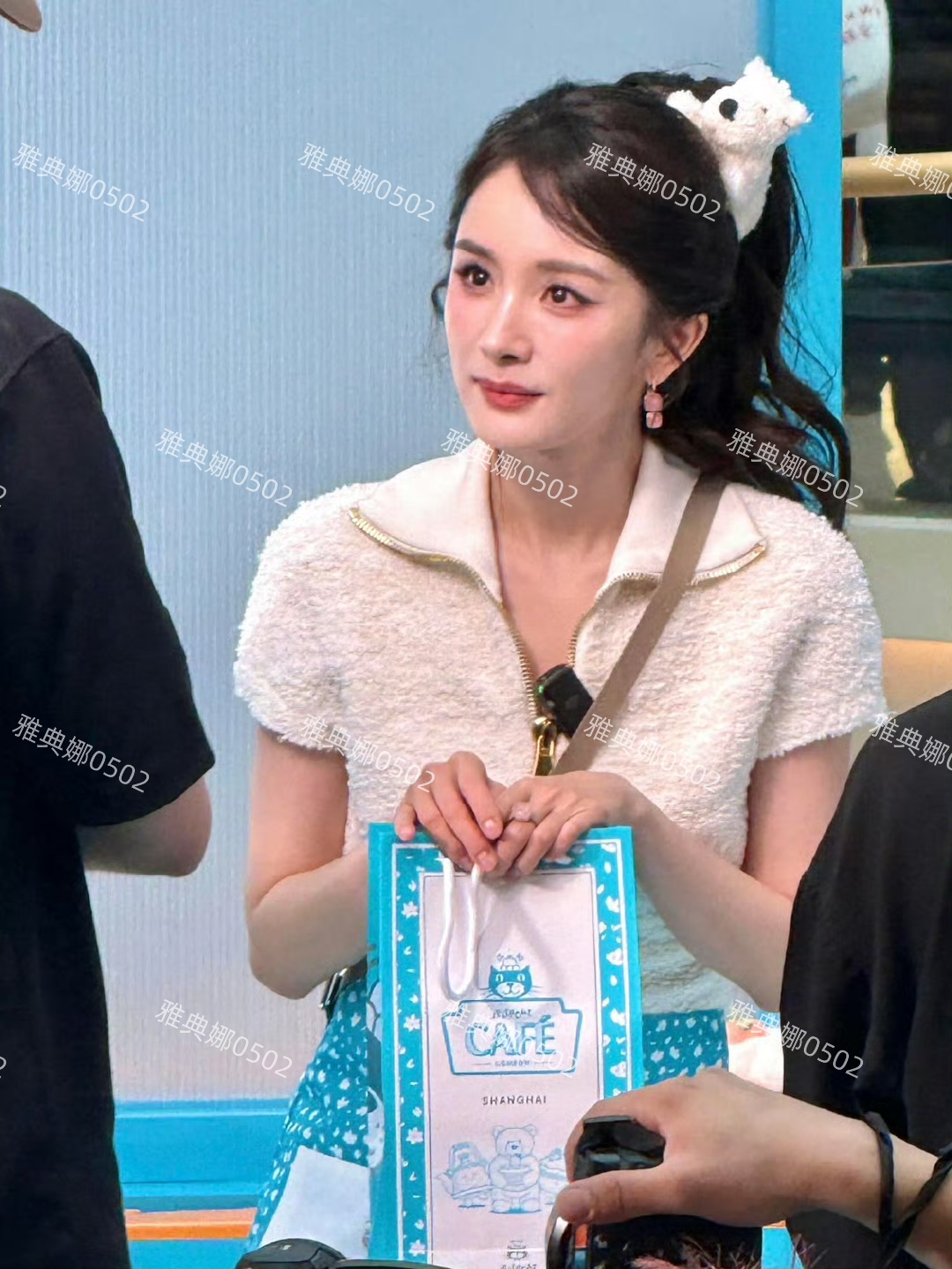 上海恒隆广场见到杨幂本人18岁身材40岁脸，虽打扮少女但年龄感重