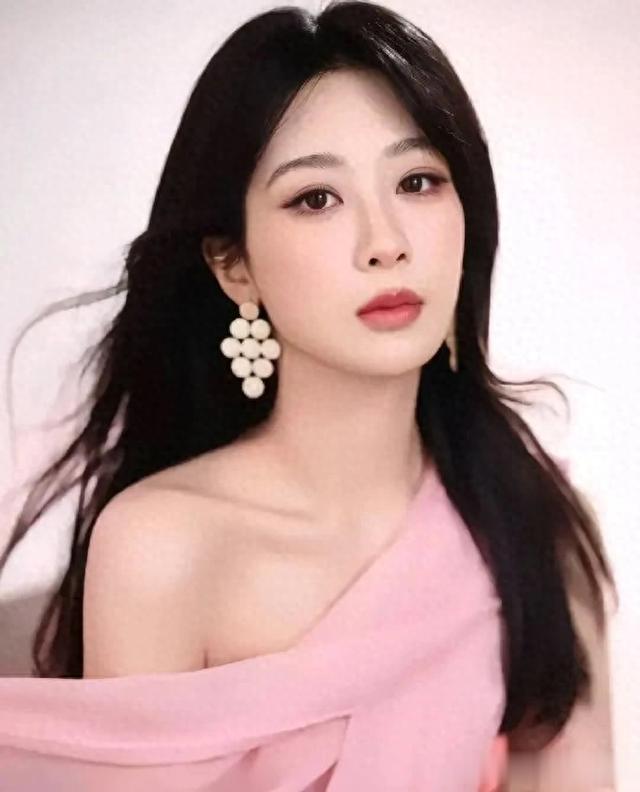 杨紫:静谧之美,紫妹绽放独特魅力 ???