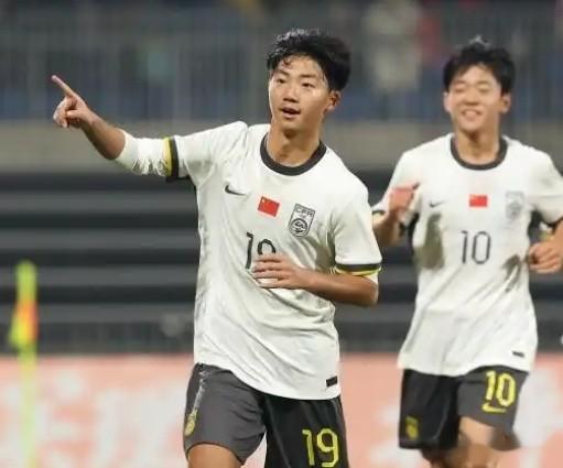 亚洲杯预选赛4比0胜巴林，董路足球小将与泰山球员特点值得深思