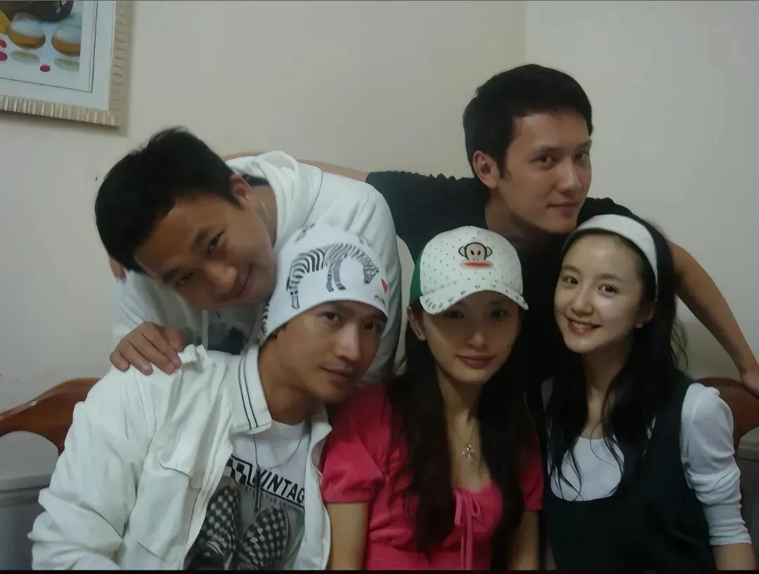 何晟铭和于正多张合照曝光，两个人的项链竟然分别是“1”和“0”