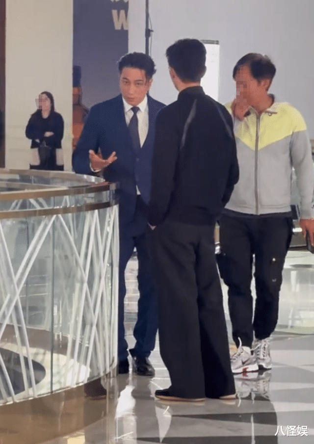 偶遇张智霖，54岁身姿挺拔气质更绝，小8岁吴卓羲站身旁都像保镖