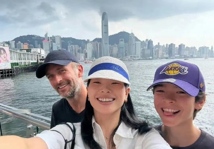 超模吕燕和大20岁法国老公看起来好甜蜜，混血儿子脸像妈妈