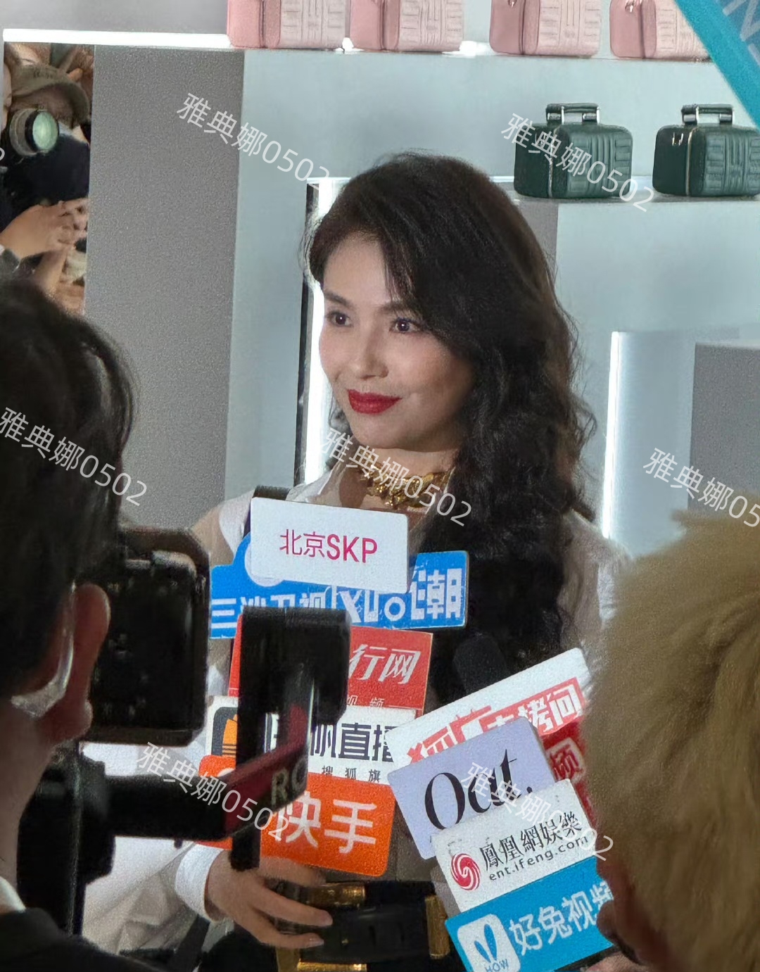 被今天的刘涛美到了，白衬衫黑西裤卷发大红唇妥妥都市丽人大女主