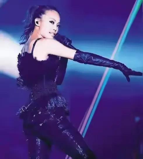 容祖儿亮相车展,杨受成贴身守护似跟班